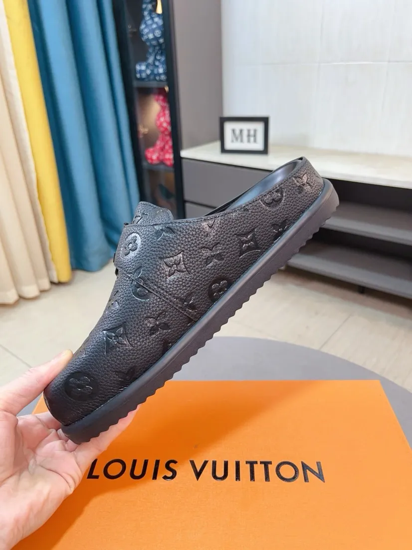 Men's Men's Shoes 💰400🌸🌸🌸🌸LV Easy 2025 new men's casual sandals and slippers, made of suede cow leather, with Monogram pattern to highlight the trendy style. Adjustable straps illuminated with LV letters, while a resilient insole and micro outsole provide lightweight comfort. Made of suede cow leather with embossed Monogram pattern and brand element metal hardware✅Adjustable straps➕Tough insole‼ ️Micro outsole. Comfortable and easy to wear‼ ️ size：38-45